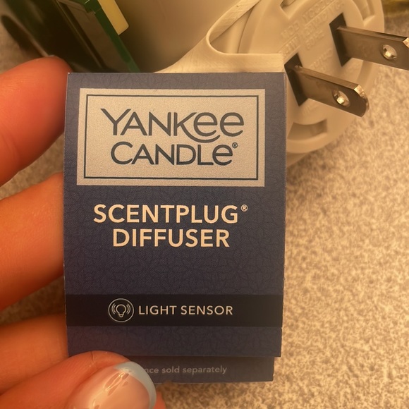 Yanklee Candle Scentplug in and Scent - Picture 5 of 7